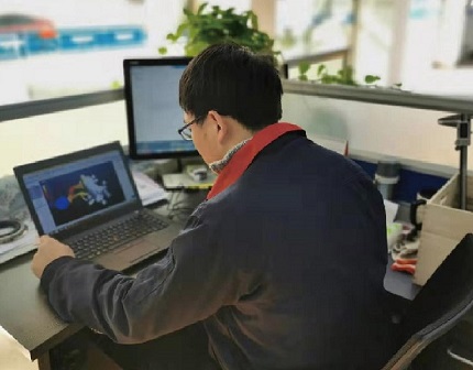Sunrise engineer using CAD software for mold flow analysis