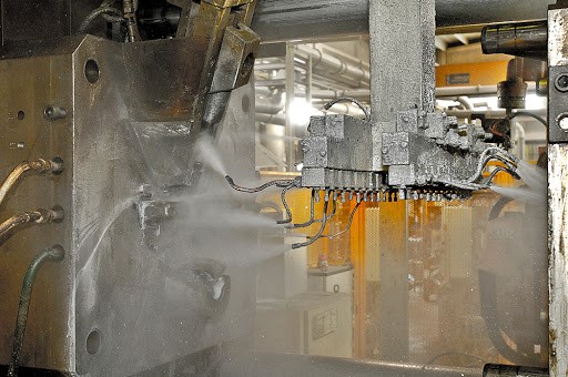 Spraying-lubricant-before-casting