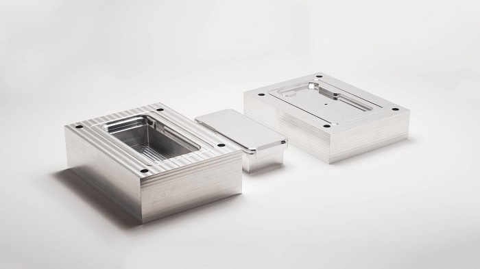 CNC-machining-for-making-iPhone-Case