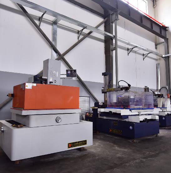 Largize-Siez-Mold-CNC-Machining-Low-Volume-Die-Casting-Equipment